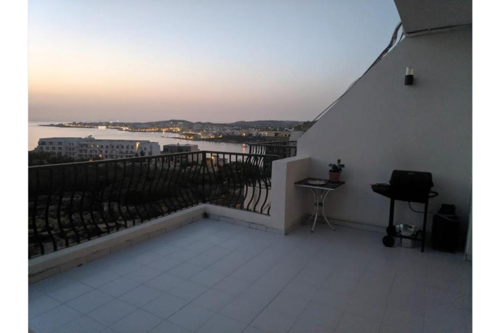 Gaia Penthouse Sea And Country Views Home St. Paul's Bay Bagian luar foto